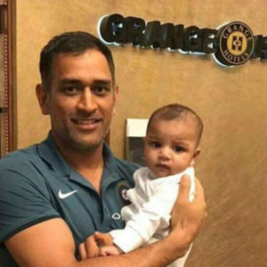 dhoni with sarfaraj son