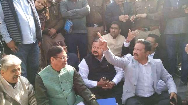 Congress Policeman stopped Congress MLA car