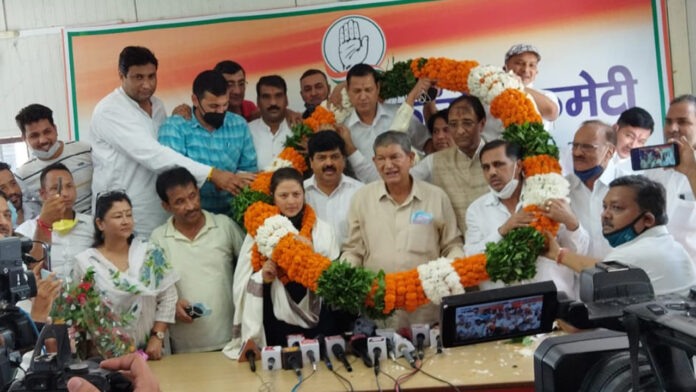 Vinod Chaudhary joins Congress with his supporters