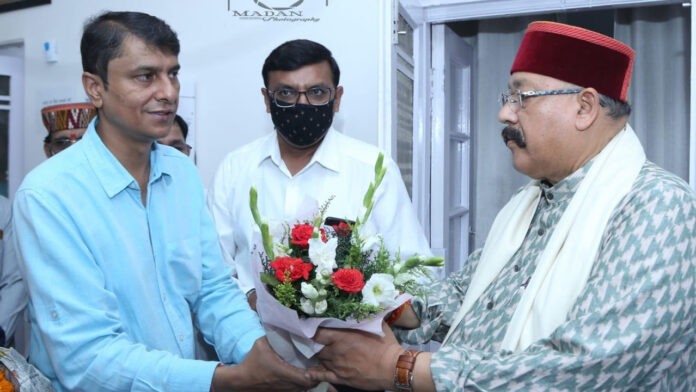 Hoteliers honored Maharaj