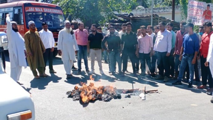 Azad's supporters burn effigy of Pritam Singh