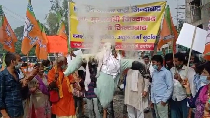 Angry people burn effigy of BJP councillor Kamli Bhatt