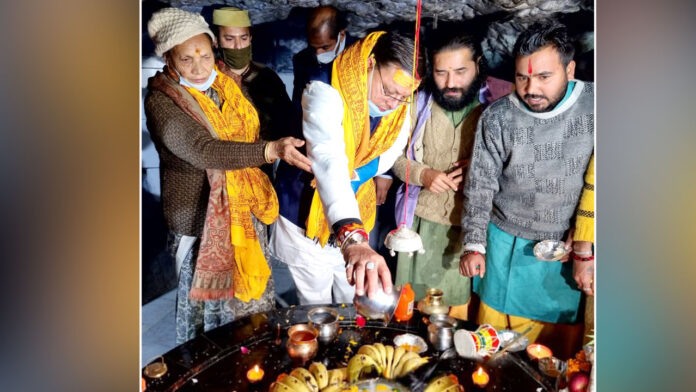 CM Dhami visited Tapkeshwar Mahadev with his mother