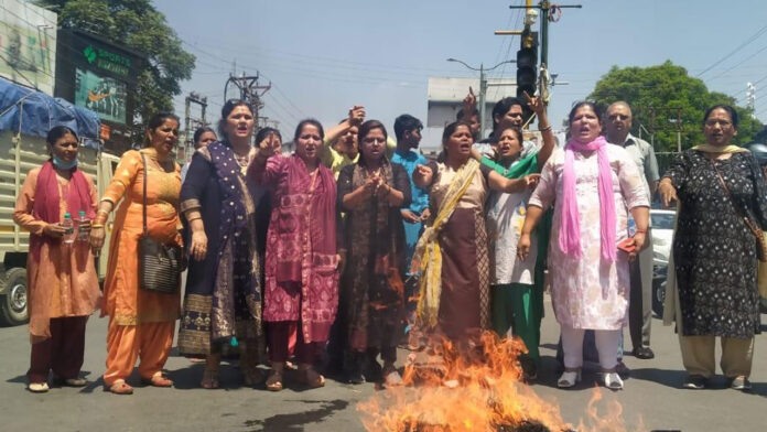 Mahila Congress burns the effigy of Ganesh Joshi