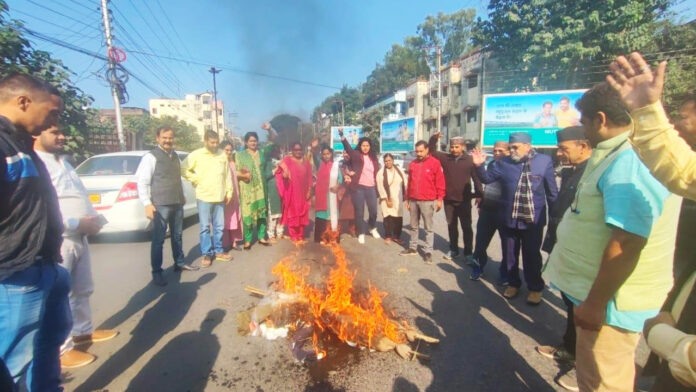 UKD burns government effigy over Kiran Negi murder case