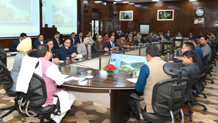 IAS Officers should work with full administrative leadership capacity