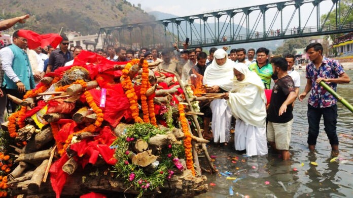 Last farewell to late Chandan Ram Das with moist eyes