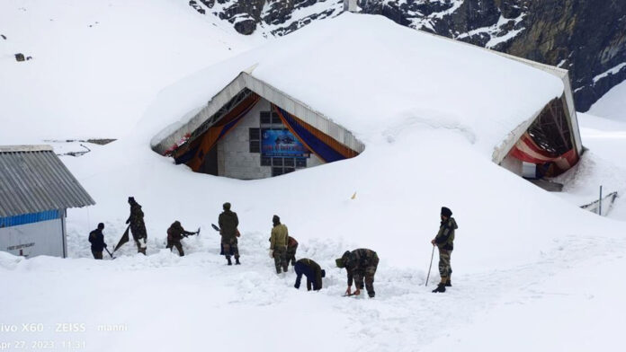 Snow removal work continues on Hemkund Sahib road