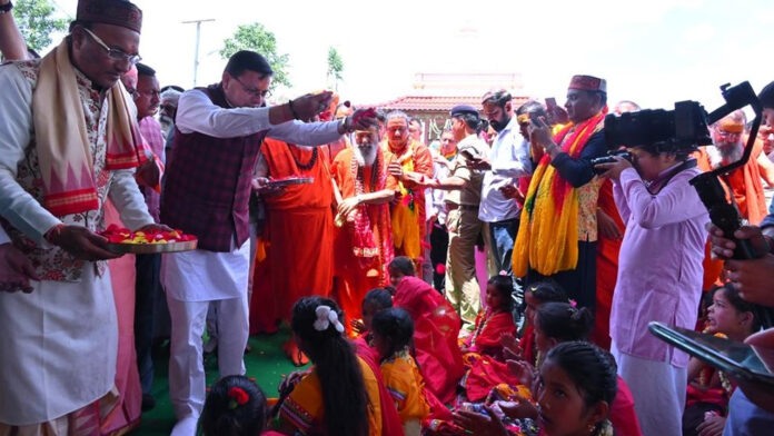 CM worshiped 1100 girls in Dol Ashram