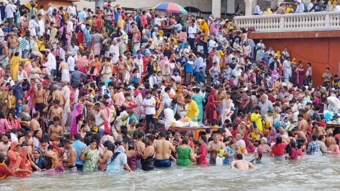 Devotees take a dip of faith in Ganga on Ganga Dussehra