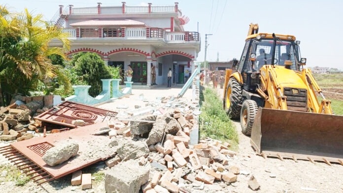 Bulldozer run at the residence of land mafia Atiq Ahmed