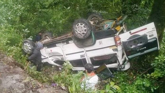 The vehicle fell into the ditch, all the passengers narrowly escaped