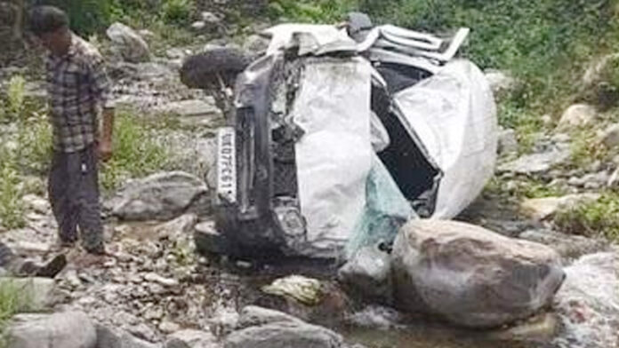Passengers' car fell into a ditch, one died
