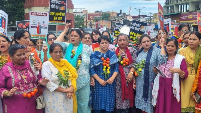 Mahila Congress protested against inflation