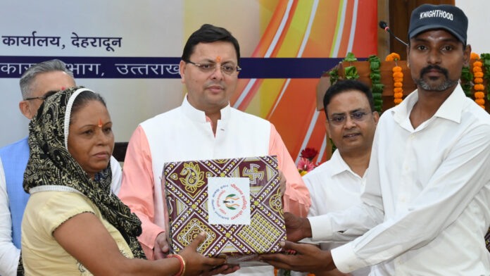 CM honored those who did good work in field of self-fund