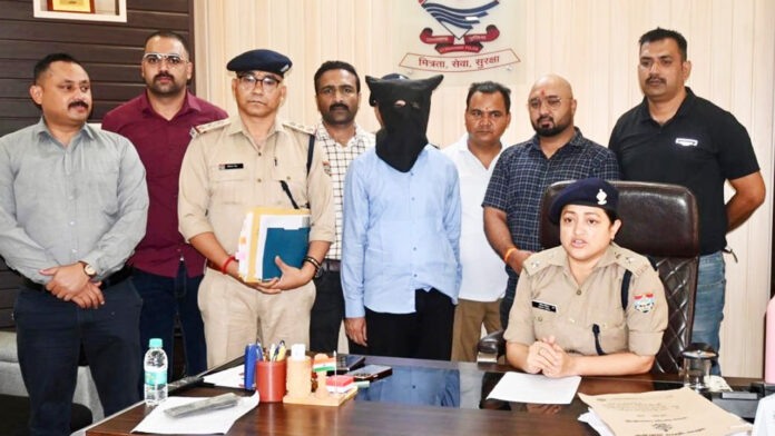 Fraud absconding prize caught by the police
