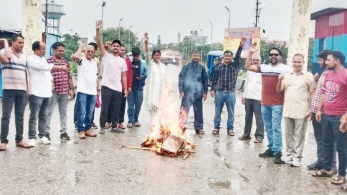 Congress burnt the effigy of the central government