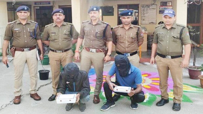 Two miscreants arrested with pistol and knife