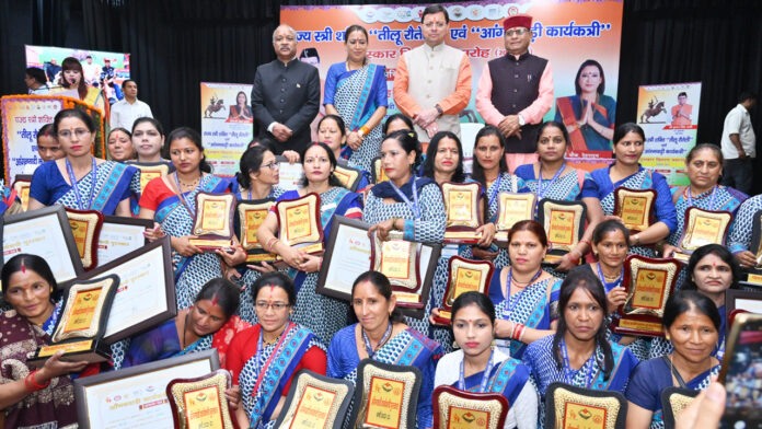 CM Dhami gave Teelu Rauteli and Anganwadi worker awards