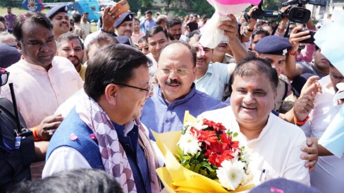 CM welcomed on reaching Dehradun from UK tour