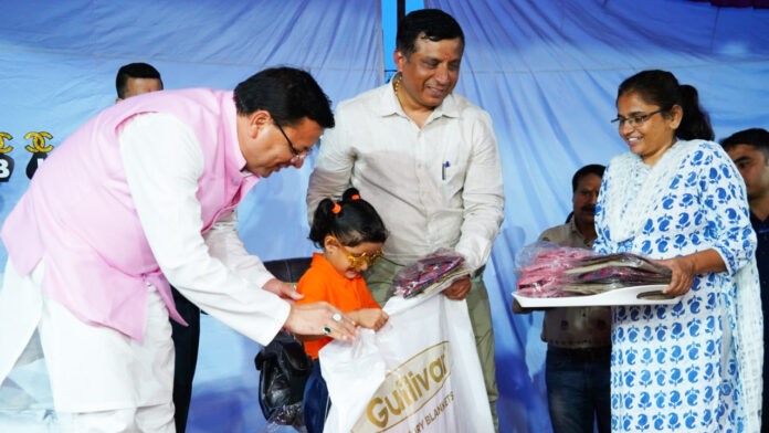 CM gave gifts to destitute and poor children