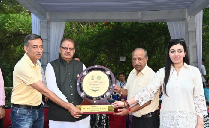 Minister Joshi participated in the award distribution ceremony
