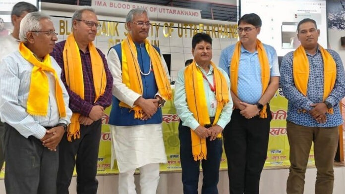 Blood donors Shiromani Verma and Major Premlata honored