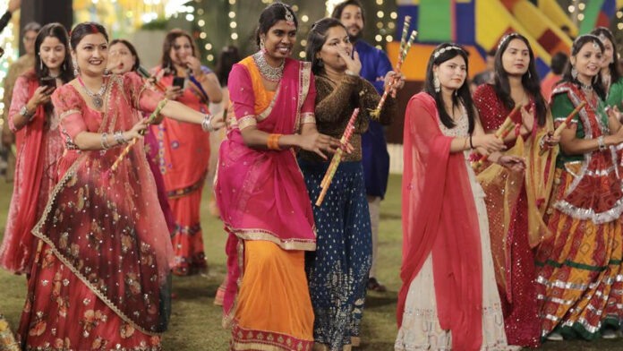 People danced to the songs of Nawab in Dandiya.