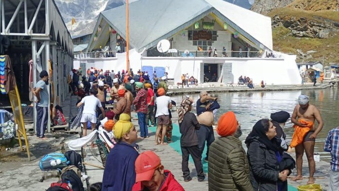 Crowd of devotees gathered for darshan of Shri Hemkunt Sahib