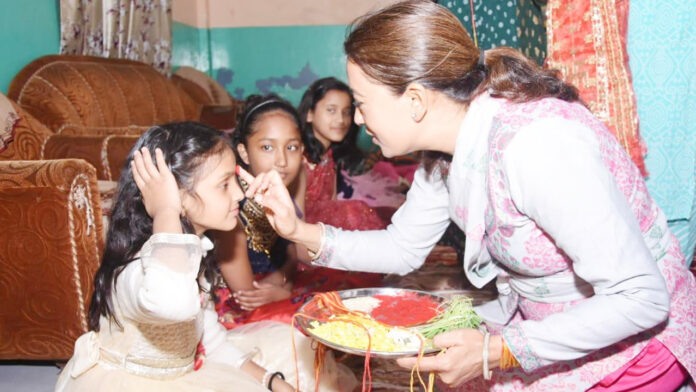 Minister Rekha Arya worshiped nine girls