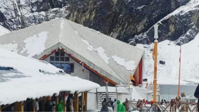 Up to four inches of snow in Hemkund Sahib