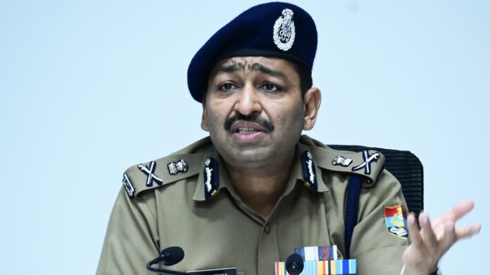 Robbery incident in Reliance Jewelery showroom