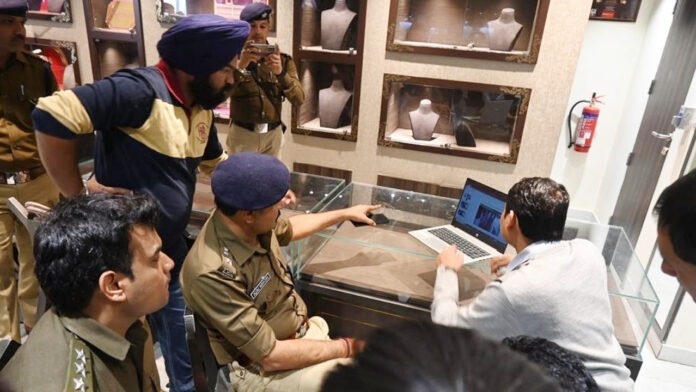Police get clues in the robbery case at Reliance Gold Shops
