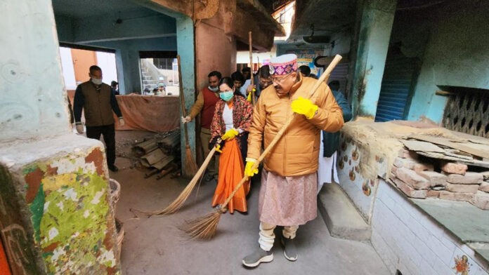 Satpal Maharaj offered worship to Neelkanth Mahadev
