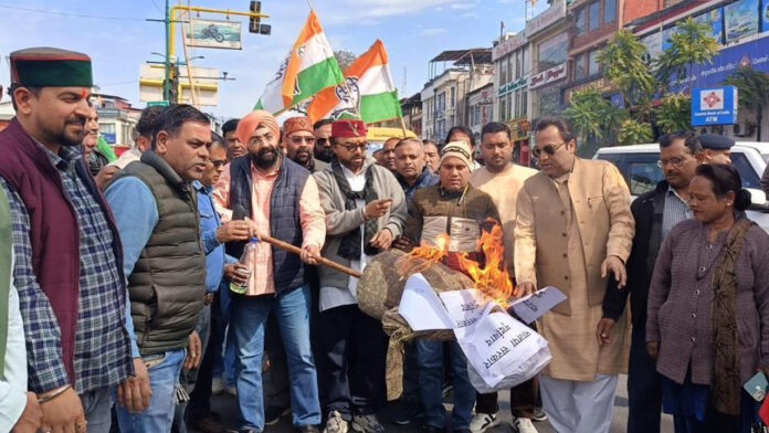 Congress workers burnt the effigy of the government