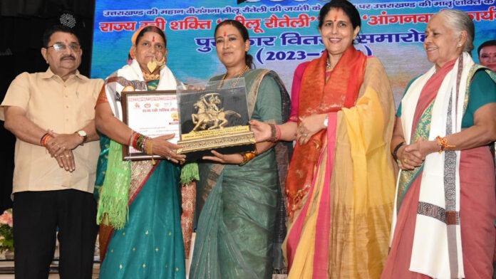 13 women were honored with Teelu Rauteli Award