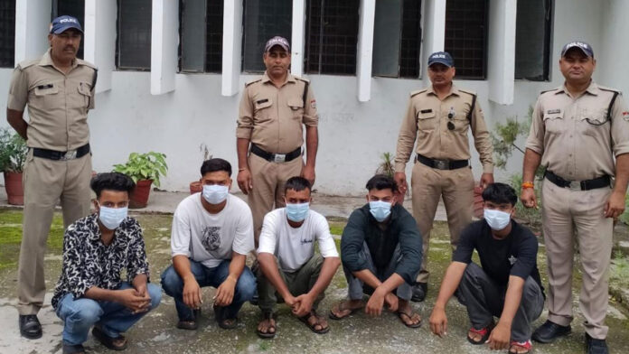 5 accused arrested for attacking a youth with a knife
