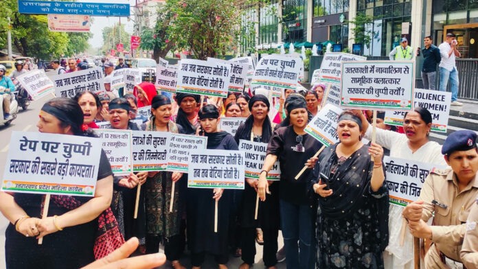 Women Congress marched barefoot to CM residence