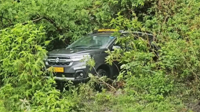 Tourist car lost control and fell into a ditch