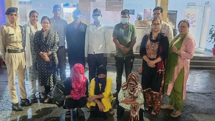 6 arrested including 3 women in sex racket