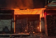 देर रात कबाड़ की दुकान में लगी आग, 6 गाड़ियों ने पाया काबू Fire broke out in a junk shop late at night