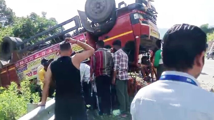 Truck carrying Kanwariyas overturned