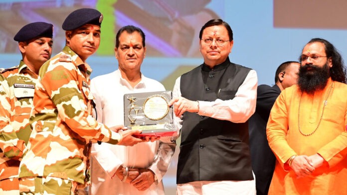 CM Dhami honored workers who helped in disaster